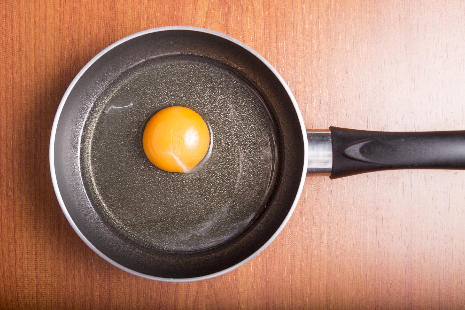 フライパンに入った生卵