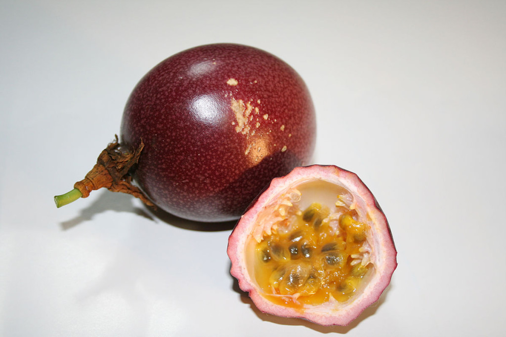 1200px-Passion_fruit_red2